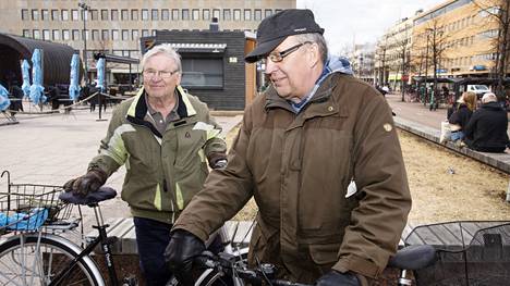 Joensuulaiset Pekka Sorsa ja Arto Heiskanen pohtivat kansanedustaja Timo Vornasen (ps) tapausta Joensuun torilla maanantaina.