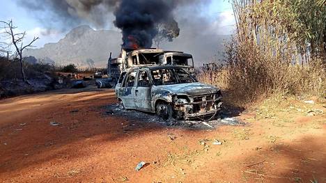 Sotilasvallankaappausta vastustavan Karenni Nationalities Defence Force -järjestön 25. joulukuuta välittämä kuva poltetuista autoista Hpruson paikkakunnalta Kayahin osavaltiossa. 
