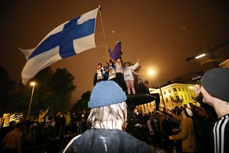 Jääkiekkofanit juhlivat Suomen jääkiekon maailmanmestaruutta Helsingissä viime toukokuussa.