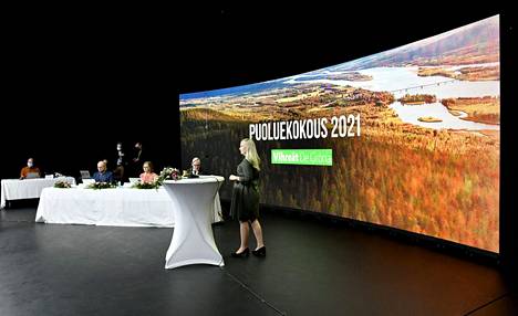 Vihreiden puheenjohtaja Maria Ohisalo puhui puoluekokouksessa lauantaina. Kokouksessa äänestettiin täpärästi kannabisaloitteen puolesta.