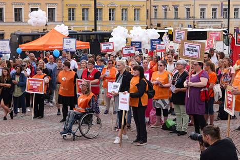 Mielenosoittajat ottivat kantaa Helsingin kaupungin useita kuukausia jatkuneisiin palkanmaksuongelmiin Helsingin Senaatintorilla 24. elokuuta.