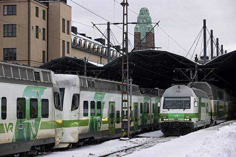 Jos sovintoesitys hyväksytään, junaliikennettä ensi viikosta alkaen uhanneet lakot peruuntuvat. Kuvassa kaukojunia Helsingin asemalla.