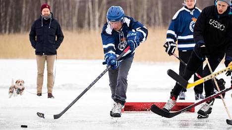 Töölönlahdella on käynnissä ehkä maailman ensimmäinen pyörivä jääkiekkoturnaus, Käpylän Maanantain riveissä pelasi myös presidentti Niinistö: ”Vaarallista”, hän arvioi jään kuntoa