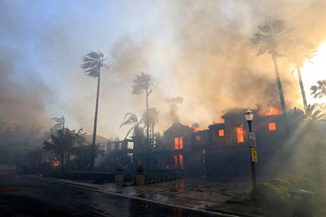 Liekit tuhosivat suuria huviloita Laguna Niguelin kaupungissa Kaliforniassa 11. toukokuuta.