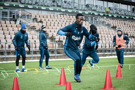 HJK:hon palannut Demba Savage (9) juoksi joukkueen harjoituksissa tiistaina ensimmäistä kertaa sitten syksyn 2015.