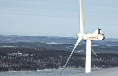 Tuulivoimala Luhangalla Keski-Suomessa. Suomen tuulivoiman tuotanto on keskittynyt Pohjanlahden rannikolle, missä tuuliolot ovat suotuisat. 