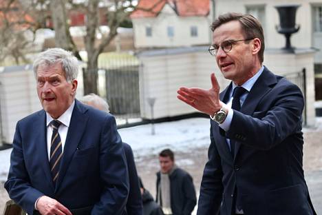 Ruotsin pääministeri Ulf Kristersson (oik.) ja presidentti Sauli Niinistö Harpsundissa Ruotsissa 22. helmikuuta.