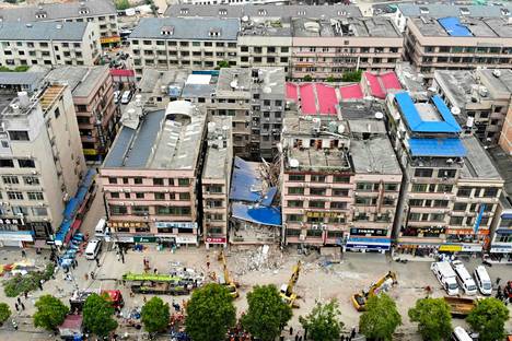 Ilmakuva romahtaneesta kuusikerroksisesta talosta Changshassa perjantaina.