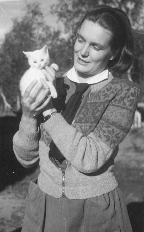 Rita Berggren ja kissanpoika kuvattuna Outakosken sairasmajalla vuonna 1958.