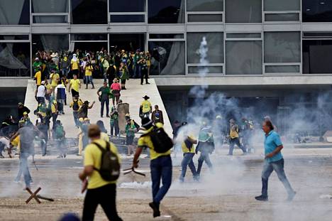 Jair Bolsonaron kannattajat tunkeutuivat sunnuntaina Brasilian presidentinpalatsiin, jota johtaa nyt Luiz Inácio Lula da Silva.