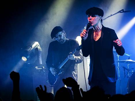 Valo esitti keikalla vuorotellen uuden Neon Noir -albumin kappaleita ja Himin tuotantoa. Vasemmalla kitaristi Mikko Virta.