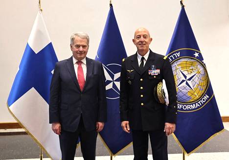 Sauli Niinistö tapasi Norfolkissa Naton transformaatioesikunnan komentajan Philippe Lavignen.