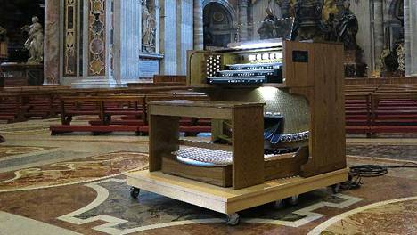 Paavi otti käyttöön sähköurut kristillisen maailman keskipisteessä Vatikaanin Pietarinkirkossa