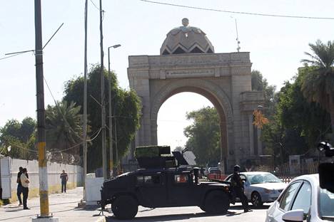 Irakin sotilasajoneuvot partioivat vihreän vyöhykkeen sisäänkäynneillä Bagdadissa 7. marraskuuta.