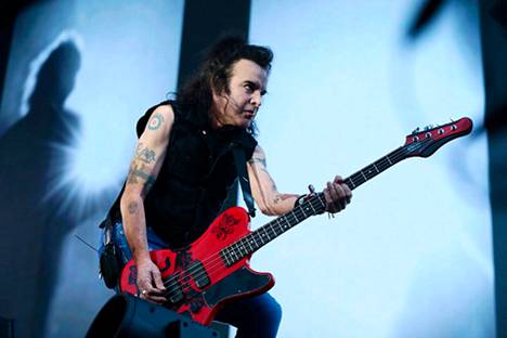 Robert Smithin luotsaama The Cure esiintyi Suomessa edellisen kerran Flow’ssa 2019. Kuvassa yhtyeen basisti Simon Gallup.