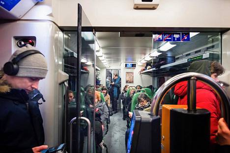 Matthias Strifler (käytävällä keskellä), 34, matkustaa päivittäin junalla Tikkurilasta Helsinkiin töihin. Hän on yllättynyt, että julkisten käyttäjien enemmistö on naisia. ”Jos miehillä on pidemmät työmatkat, se voi osittain selittää.”