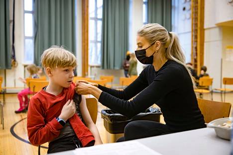 Kouluterveydenhoito on Helsingissä katkolla helmikuun 11. päivään saakka kouluterveydenhoitajien ollessa kiinni koronarokotuksissa. Terveydenhoitaja Alina Saukko antoi rokotuksen Käpylän peruskoulun kakkosluokkalaisella Viljo Rannalle torstaina.