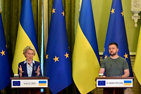 EU-maiden johtajien huippukokouksen odotetaan ilmaisevan seuraavan kahden päivän aikana myönteisen kantansa siihen, että Ukraina pääsee EU:n hakijamaaksi. Euroopan komission puheenjohtaja Ursula von der Leyen ja Ukrainan presidentti Volodymyr Zelenskyi Kiovassa kesäkuun 11. päivänä. Komissio on esittänyt Ukrainan ja Moldovan pääsyä EU:n hakijamaaksi.