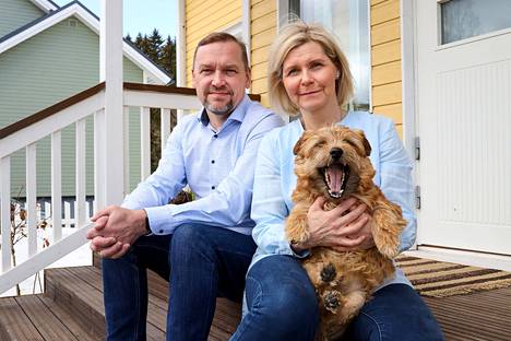 Kuopiolaiset Hanna ja Jukka Huopio ostivat itselleen kakkosasunnon Helsingin Etu-Töölöstä. Vakituisena asuntona on omakotitalo Kuopiossa. Sylissä on Eppu-koira.