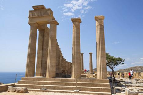 Athene Lindian temppeli on yksi Rodoksen suosituista turistinähtävyyksistä.