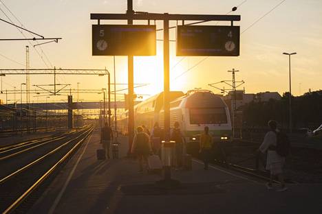 ”Kupittaa on uusi Turku”, lukee VR:n mainoslakanassa, joka on ripustettu Turun päärautatieasemalle mainostamaan kahden vuoden ratapiharemonttia.