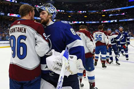 NHL-mestaruutta juhliva Mikko Rantanen keskusteli vastustajajoukkueen maalivahti Andrei Vasilevskin kanssa kuudennen finaaliottelun jälkeen.