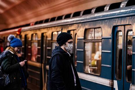 Moskovalaisia metrossa maanantaina.