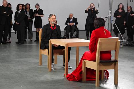 Ulay ja Marina Abramović kohtasivat vuonna 2010 New Yorkin MoMassa Abramovićin performanssissa. Abramović istui teoksessaan hiljaa paikallaan, ja pitkiä aikoja jonottaneet museokävijät kävivät istumassa vuorotellen häntä vastapäätä. Eräänä päivänä Abramovićia vastapäätä istahti yllättäen Ulay. Molemmat puhkesivat kyyneliin.
