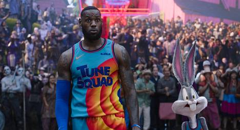 LeBron James pelaa hassuttelevaa koripalloa Looney Tunesin hahmojen, kuten Väiski Vemmelsäären, kanssa.