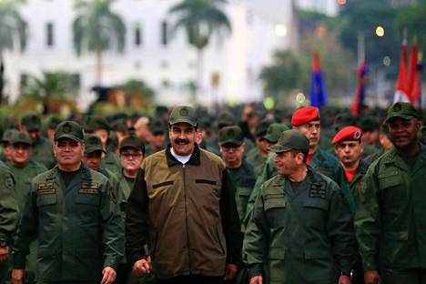 Venezuelan presidentti Nicolás Maduro (kesk.) vieraili torstaina caracasissa sijaitsevassa sotilastukikohdassa ja pyysi armeijaa vastustamaan vallankaappausyrityksiä. Maduron vierellä etualalla kävelevät puolustusministeri Vladimir Padrino ja armeijan komentaja Remigio Ceballos.