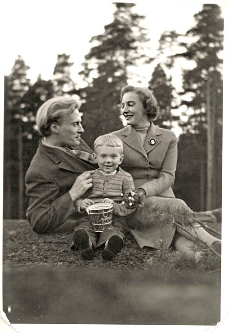 Mikko and Eeva Kilpi and their son Vesa photographed in Korkeasaari on a spring trip in 1953.