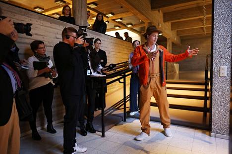 Ystävykset Nick Cave ja Brad Pitt debytoivat kuvataiteilijoina Sara Hildénin taidemuseossa Tampereella ja ilmestyivät lauantaina myös näyttelyn avajaisiin.