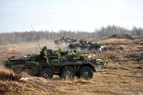 Ukrainalaisia panssariajoneuvoja sotaharjoituksissa Žytomyrin alueella marraskuun lopulla.