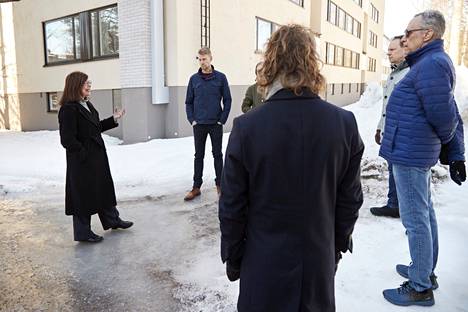Helsingin apulaispormestari Anni Sinnemäki keskusteli lauttasaarelaisten asukkaiden kanssa kaupungin ja taloyhtiöiden väliseen toimintaan liittyvistä kehitysehdotuksista.