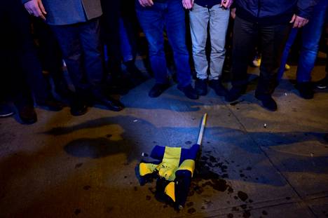 Mielenosoittajat polttivat Ruotsin lipun Ruotsin konsulaatin edessä Istanbulissa sunnuntaiaamuna. Taustalla oli tapaus, jossa tanskalainen äärioikeistolainen poliitikko Rasmus Paludan poltti Koraanin Tukholmassa lähellä Turkin lähetystöä.