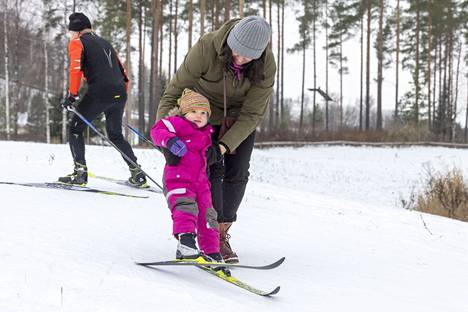 Justina Molik auttoi kaksi ja puolivuotiasta Miraa hiihdon alkeisiin. Mira hiihtää jo toista kauttaan. 