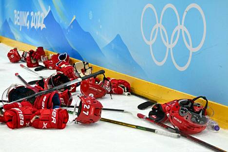 Venäjän olympiakomitean jääkiekkojoukkueen hanskat lojuivat jäällä hävityn finaaliottelun jälkeen Pekingissä.