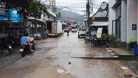 Kaatosade oli Koh Taolla perjantaiaamuna muuttunut tavalliseksi sateeksi, mutta kadut tulvivat edelleen.