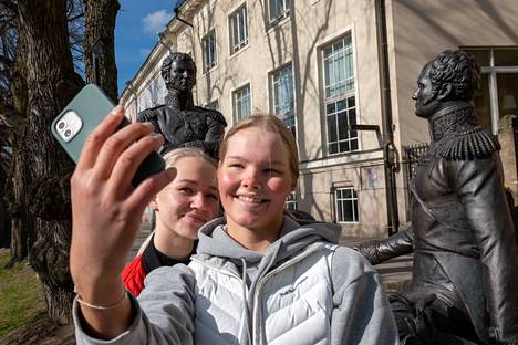 Ella Salama (edessä) ja Minea Vuori ottivat perjantaina selfien Tapaaminen Turussa -patsaan edessä. Patsas on paitsi suosittu kuvauskohde, myös muistutus kaupungin suhteista Venäjälle.