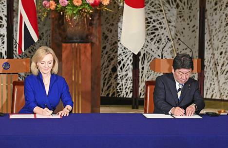 Ulkomaankauppaministeri Liz Truss allekirjoitti Britannian ja Japanin kauppasopimuksen yhdessä ulkoministeri Motegi Toshimitsun kanssa Tokiossa lokakuussa 2020.