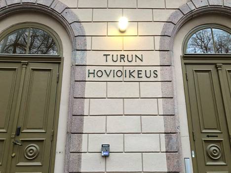 Turun hovioikeus alensi tuomiota Lempäälän poliisipuukotuksen yrityksestä.