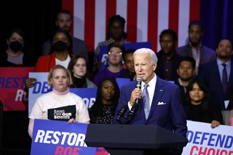 Yhdysvaltain presidentti Joe Biden puhui aborttioikeuden puolesta demokraattipuolueen tilaisuudessa Washingtonissa tiistaina.