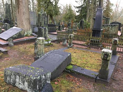 Taavi ja Thérèse Hahlin hauta sijaitsee Hietaniemen vanhalla hautausmaalla. Hautakivi on kaatunut ilmeisesti omia aikojaan.
