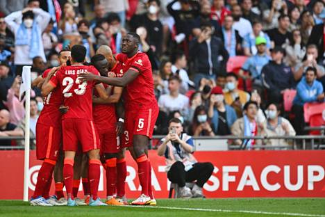 Liverpool juhli lauantaina Wembleyllä 3–2-voittoa Manchester Citystä. Kuvassa juhlinnan kohteena Sadio Mané, joka vei illan toisella maalillaan Liverpoolin 3–0-johtoon.