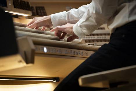 The music house's organ's movable soundboard has four fingers.