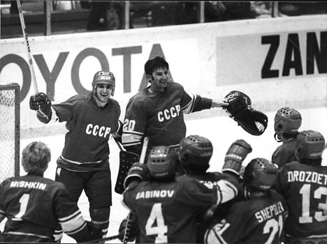 Neuvostoliitto juhli Helsingissä vuonna 1982 jääkiekon MM-kultaa.