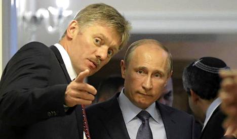 Dimitri Peskov (vas.) vastaa Venäjän presidentin Vladimir Putinin (oik.) mediasuhteista.