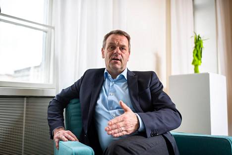 Helsingin pormestari Jan Vapaavuori (kok) on huolissaan nimenomaan kaupunkien talouskestävyydestä. ”Maan hallituksen pitää kompensoida koronakriisin vaikutukset todellisten menetysten mukaisesti, ei asukasluvun perusteella.”