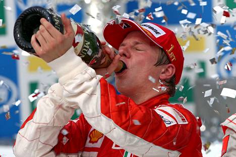 Kimi Räikkönen juhli maailmanmestaruutta Interlagosin radalla 21. lokakuuta 2007.