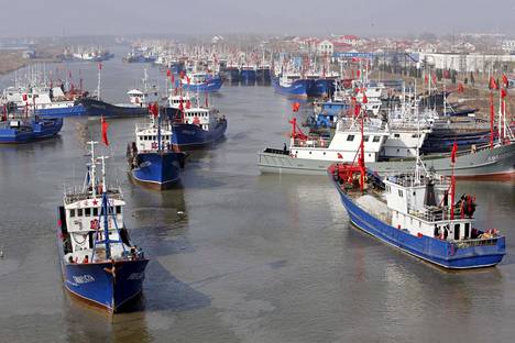 Kalastusaluksia lähdössä satamasta Lianyungangissa, Jiangsun maakunnassa maaliskuussa 2016.